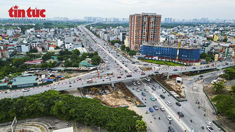 Dòng xe qua nút Cổ Linh - Vĩnh Tuy trong thời gian thi công cuối tháng 5/2026